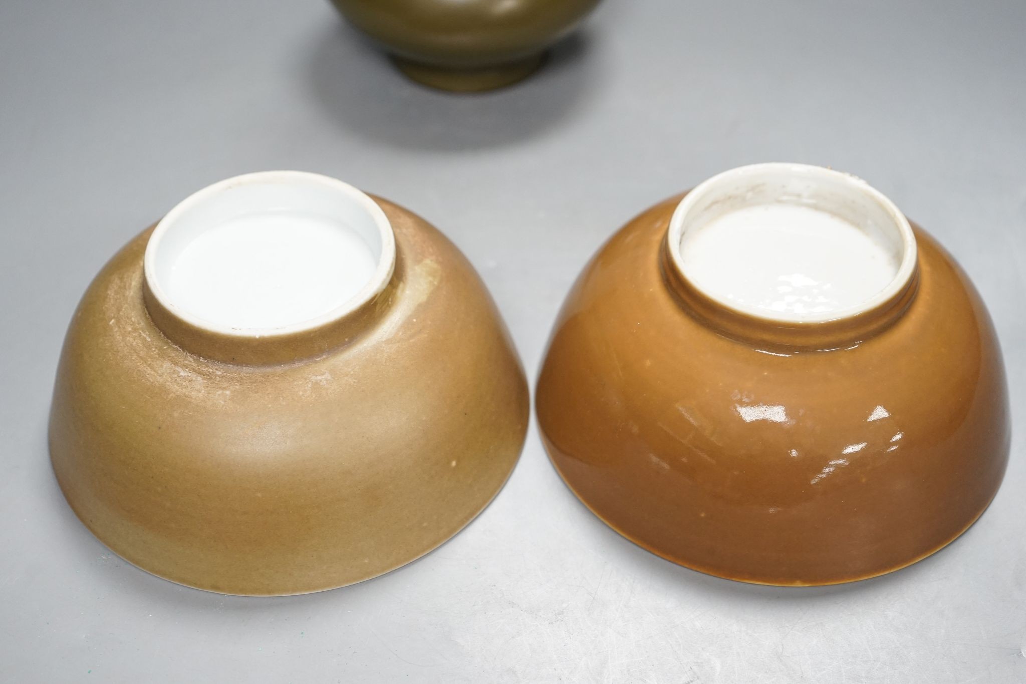 A pair of Chinese Nanking Cargo bowls and a teadust glazed vase, 21cm